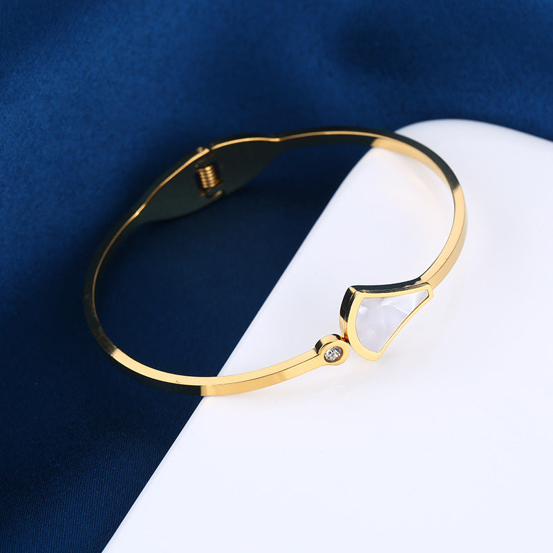 PEARL HANDCUFF H113